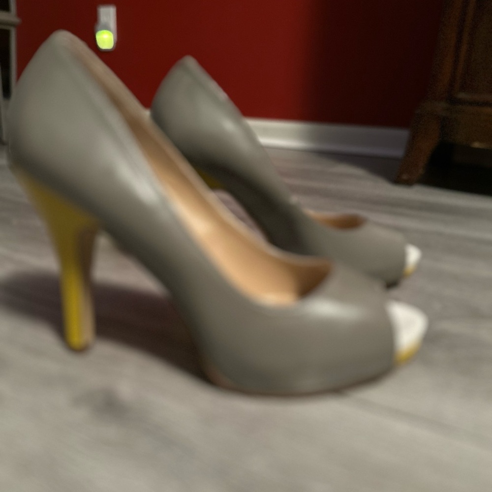 Shoes - Picture 5 of 6